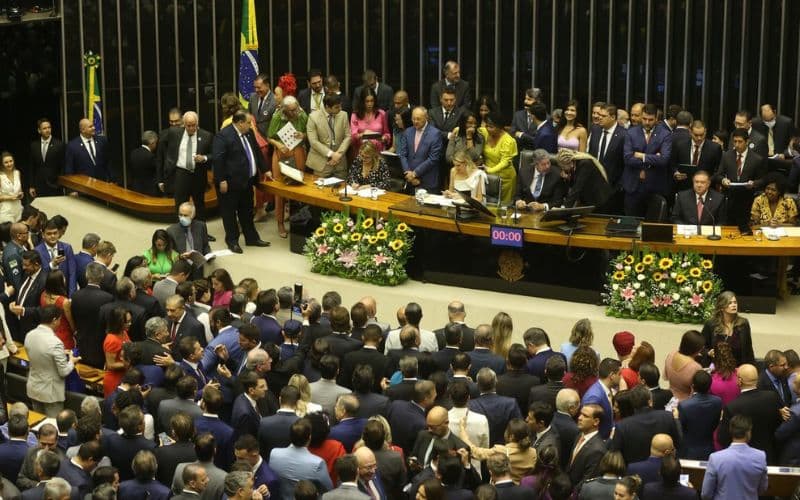 Deputados tomam posse no plenário da Câmara, em Brasília