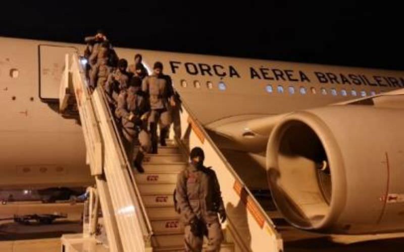 Aeronave da FAB traz ao Brasil 17 sobreviventes de terremoto na Turquia