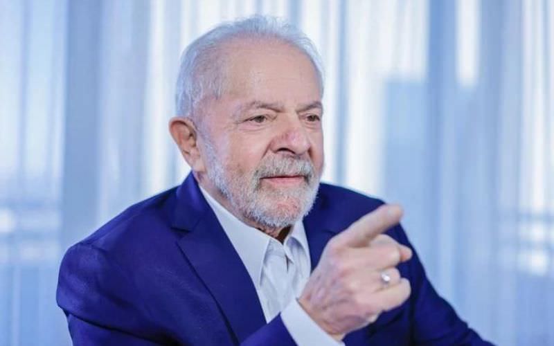 Lula anuncia projeto para igualar salários de homens e mulheres