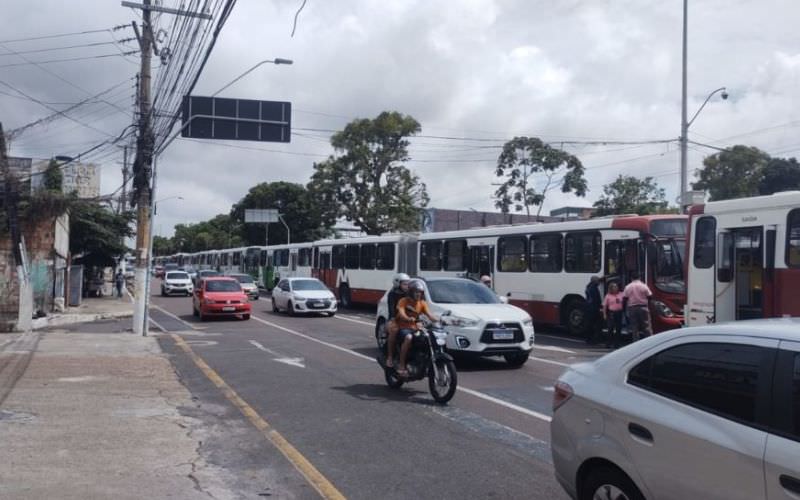 Rodoviários fazem paralisação em Manaus por aumento salarial