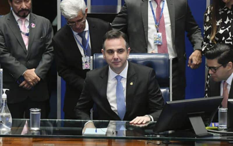 Rodrigo Pacheco é reeleito presidente do Senado por 49 votos a 32