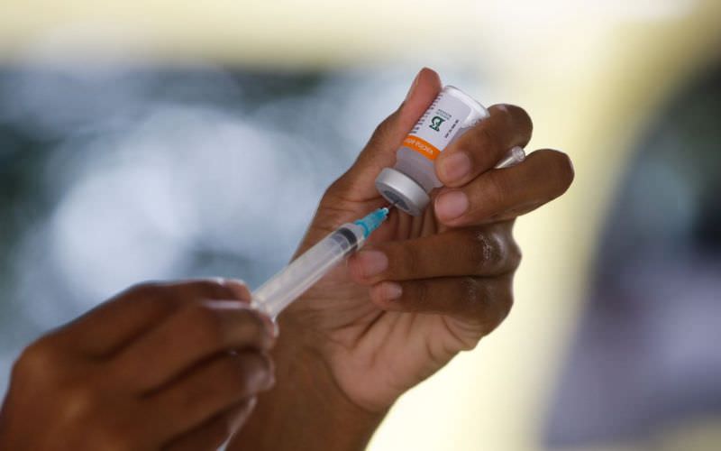 Vacina bivalente começa a ser aplicada nesta segunda, em todo Brasil