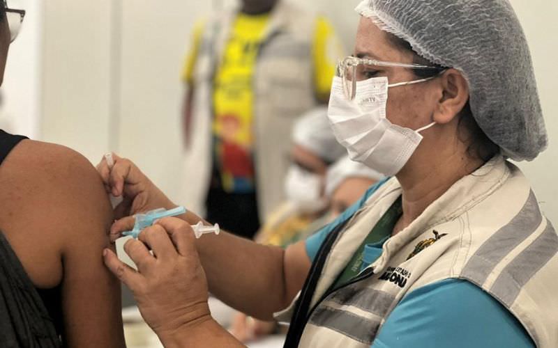 Campanha de vacinação continua para a população em shopping e policlínicas de Manaus