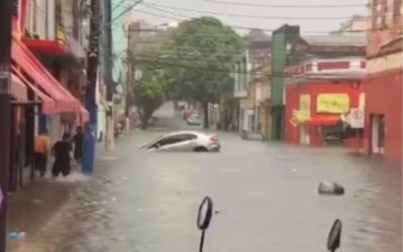 Chuva causa alagamentos e moradores perdem tudo em Manaus