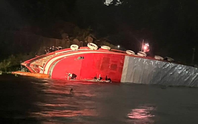 Corpo de Bombeiros resgata 42 pessoas após barco naufragar em Manaus