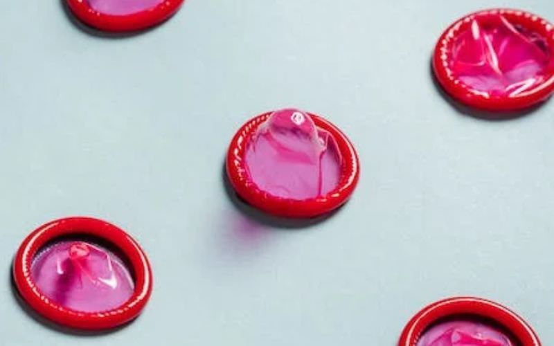 Anvisa suspende venda de lotes de preservativos após falha
