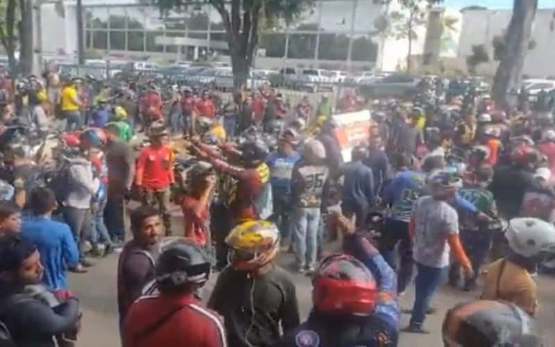 Motociclistas protestam na prefeitura após suspensão de serviço via app