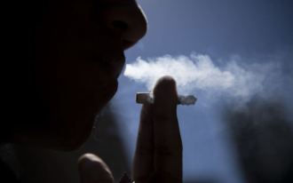 Nove em cada dez adolescentes compram cigarro em comércio autorizado