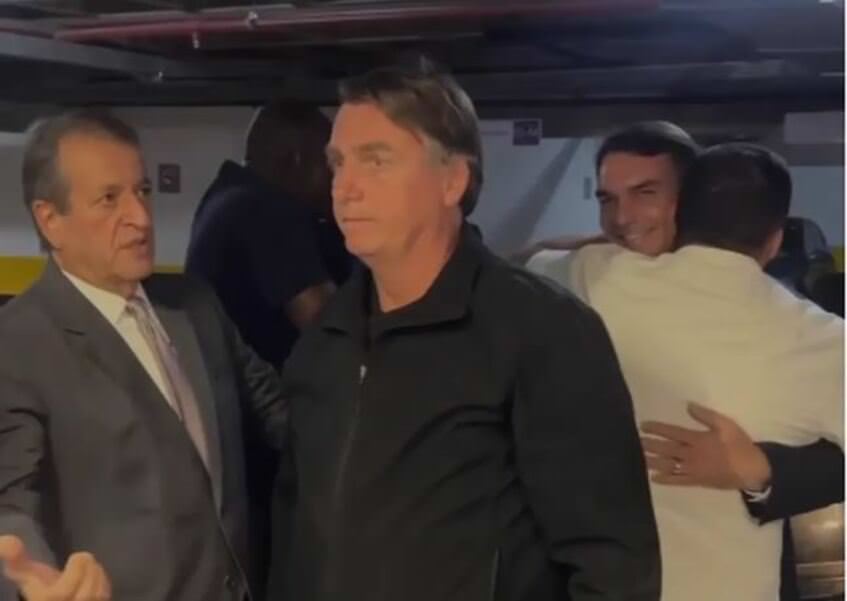 Bolsonaro chega a Brasília escoltado e sem atender apoiadores