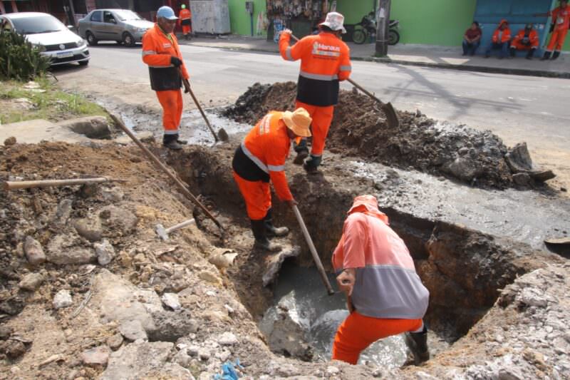 Equipes da Seminf trabalham para evitar novos alagamentos