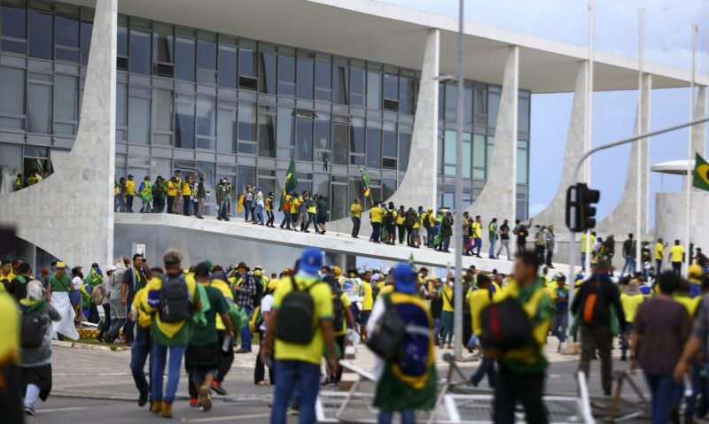 Maioria do STF aceita denúncia contra participantes de atos golpistas