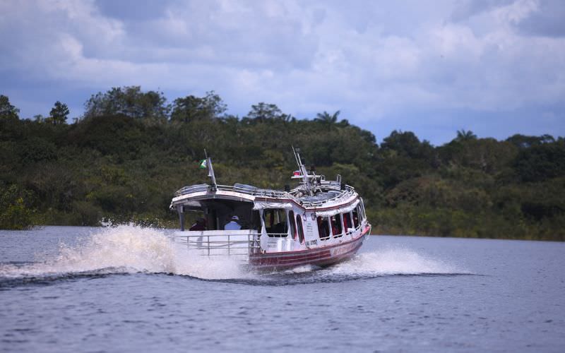 Três destinos turísticos com saída de barco na Marina do Davi
