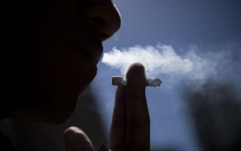 Nove em cada dez adolescentes compram cigarro em comércio autorizado