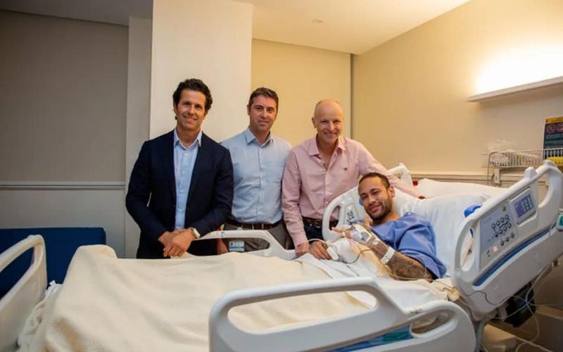 Neymar posa com médicos no hospital após cirurgia no tornozelo