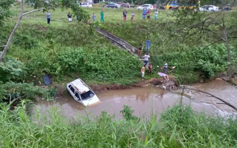 VÍDEO: casal é resgatado após carro cair em igarapé em Manaus
