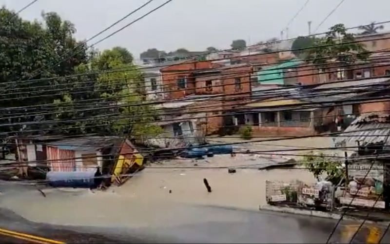 Vídeo: casas são arrastadas no Igarapé do Quarenta e moradores ficam desesperados