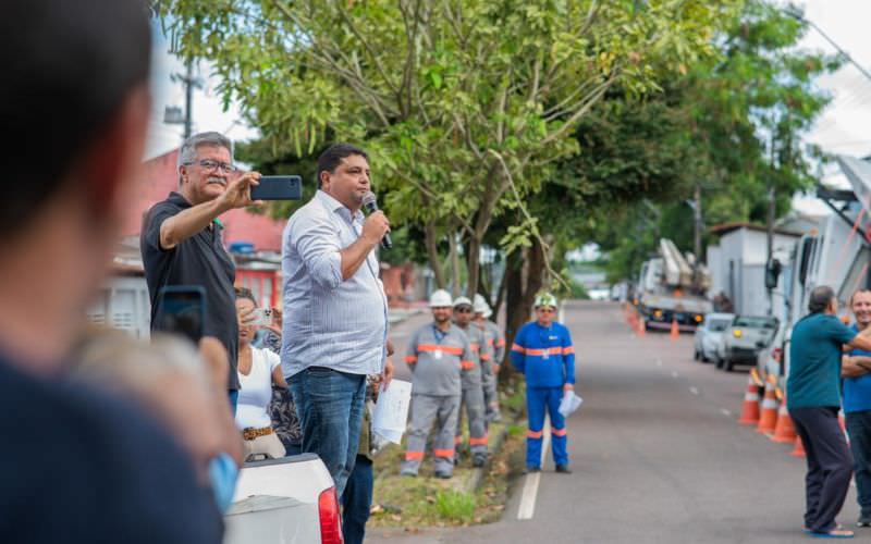 Moradores protestam contra medidores aéreos no Dom Pedro