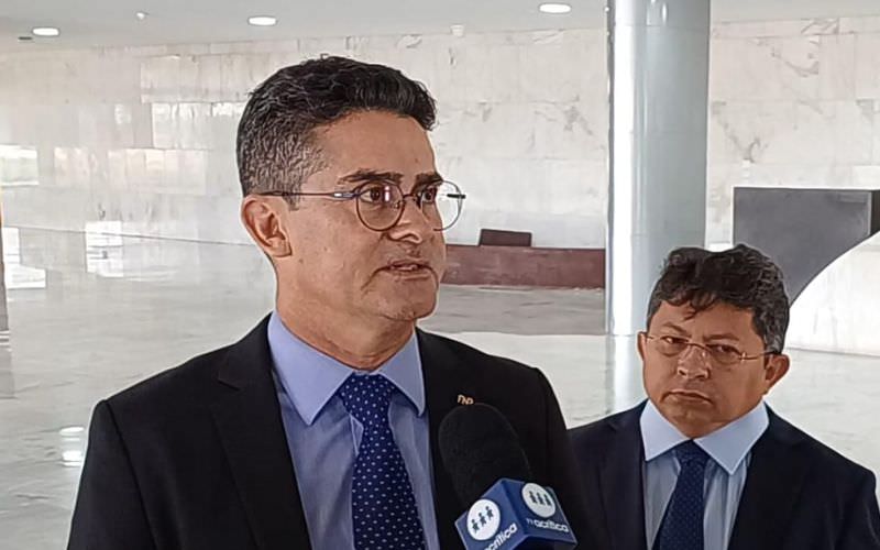 David Almeida articula entrega de moradias em reunião com Alexandre Padilha em Brasília