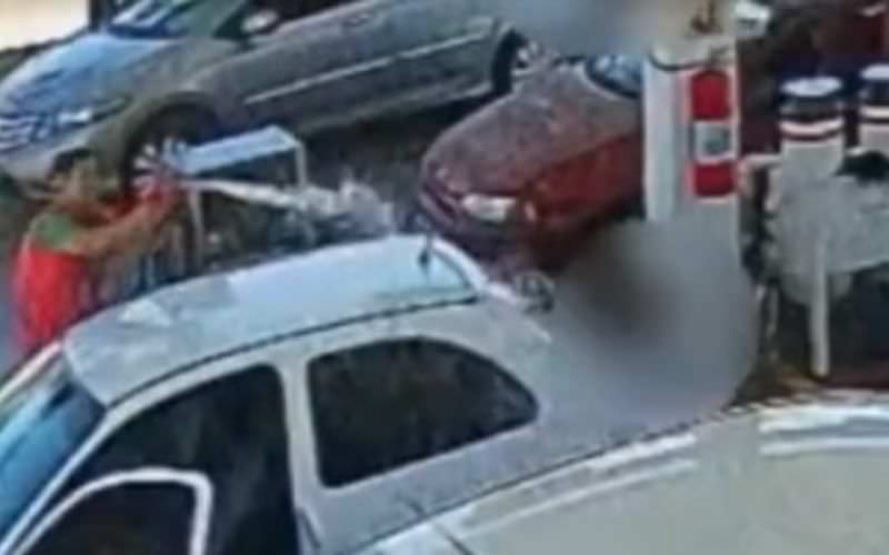Vídeo: frentista ateia fogo em cliente de posto de gasolina em Curitiba