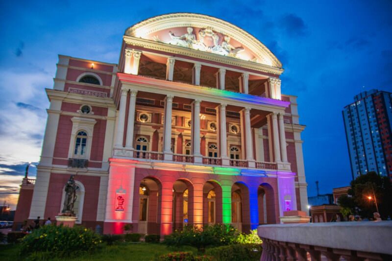 Teatro Amazonas ganha iluminação em homenagem ao Dia do Orgulho Gay