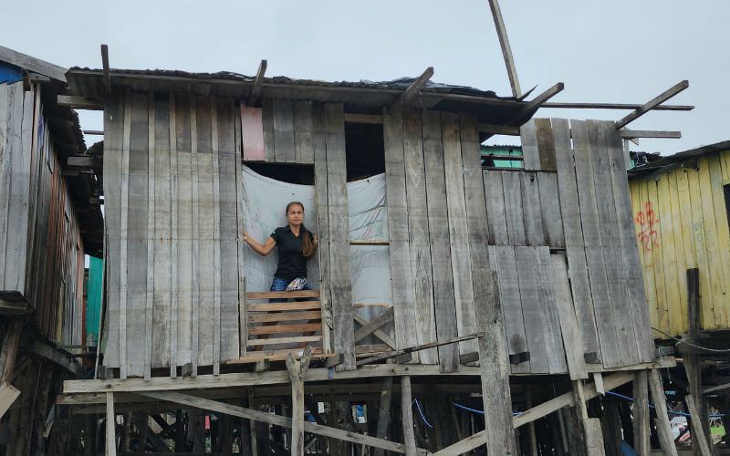 Moradores de palafitas sofrem com doenças e acidentes no AM: 'é horrível morar aqui'