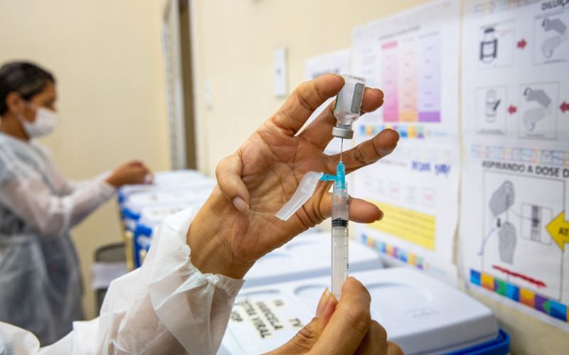 Vacina CoronaVac será retomada a partir de segunda-feira em Manaus