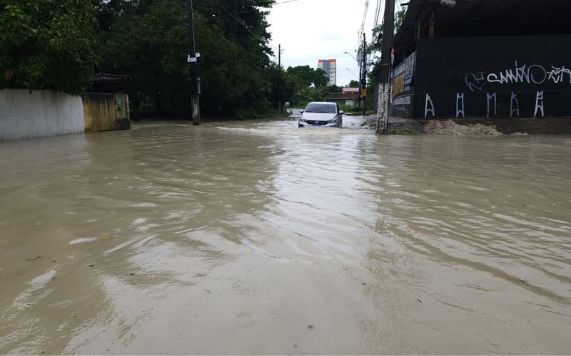 Vídeos mostram carros submersos em ruas alagadas em Manaus