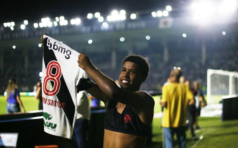 Vasco anuncia o retorno do volante Andrey Santos