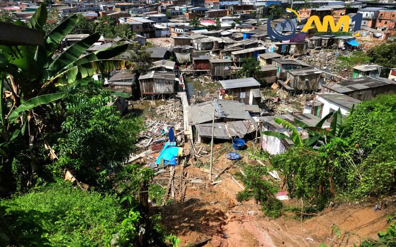 Comunidade Sharp tem cenário caótico um dia após chuva em Manaus