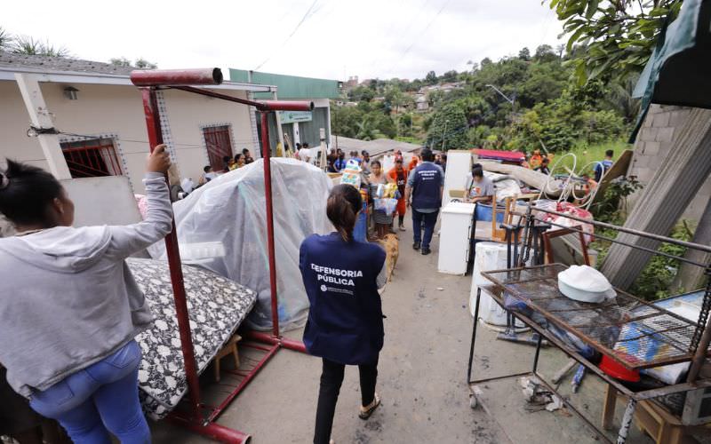Defensoria realiza ação para ajudar vítimas de deslizamentos de terra em Manaus