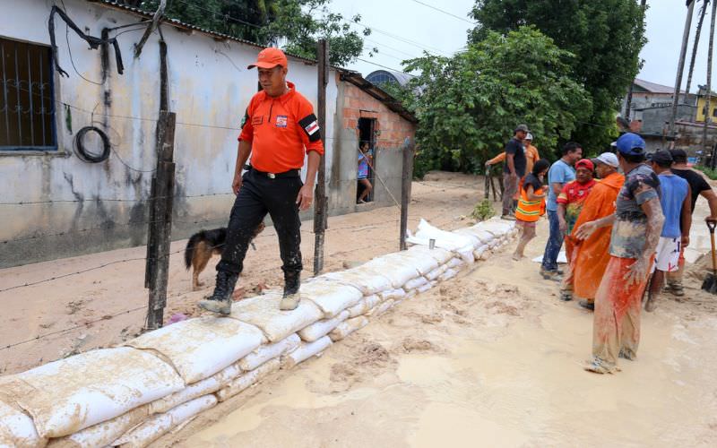 Mais de 30 famílias deixam as casas após deslizamento de barranco em Manaus