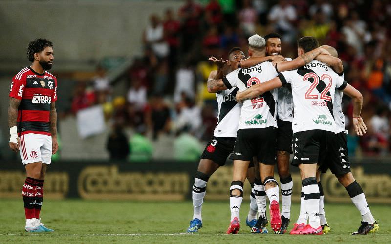 Com golaço de Pumita, Vasco vence o Flamengo no Maracanã