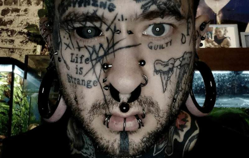 Homem que gastou R$ 62 mil com tatuagens desabafa: ‘olham torto para mim’