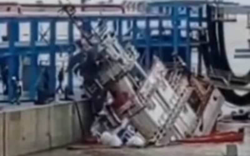 Vídeo: rebocador de balsas afunda no porto privado de Itacoatiara