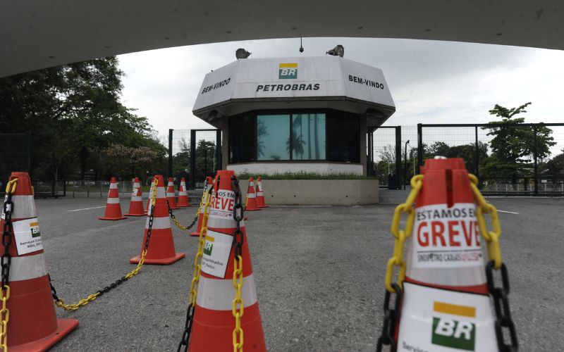 Petroleiros paralisam atividades para suspender privatização da Petrobras