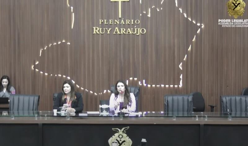 Vereadora hostilizada por prefeito participa de sessão liderada por mulheres