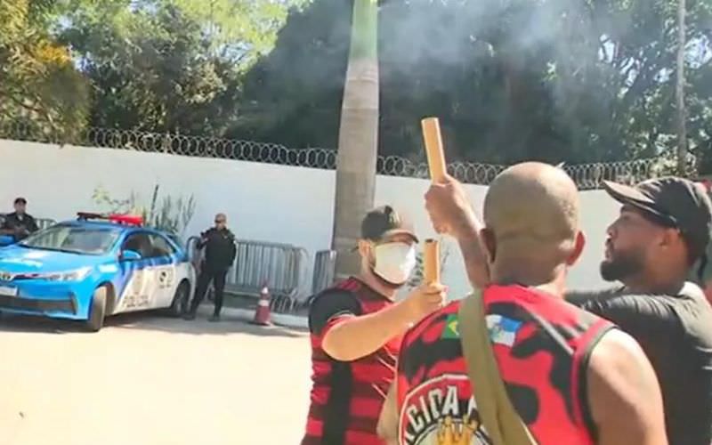 Torcedores do Fla fazem protesto com pipoca no Ninho do Urubu