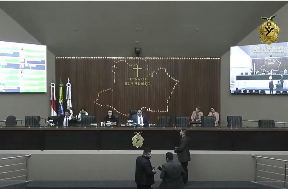 Em debate sobre segurança, deputados defendem PMs armados em escolas