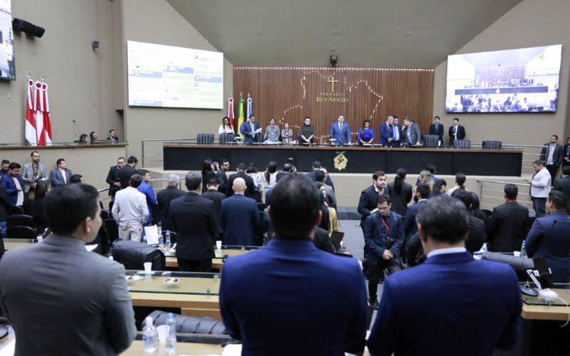 Após protestos dos trabalhadores em educação nas galeria e dependências da Assembleia Legislativa do Amazonas (Aleam), os pronunciamentos na sessão desta terça-feira (30) na Casa foram marcados pelo apoio massivo de parlamentares às reivindicações da categoria