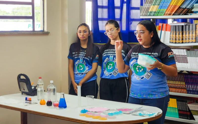 Estudantes de Itacoatiara produzem plástico biodegradável a partir da mandioca