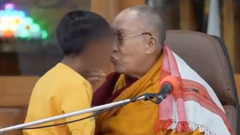Dalai Lama se desculpa após pedir beijo na língua à criança; veja vídeo