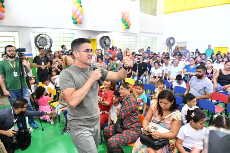 Em reinauguração da 304ª escola, prefeito David Almeida faz apelos aos pais