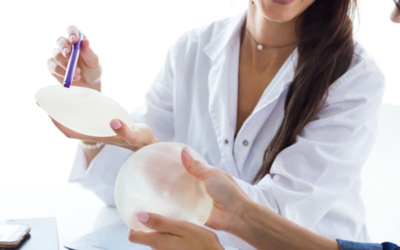 Lei garante troca de implante mamário para paciente com câncer
