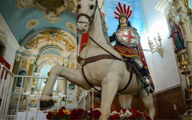 Venerado por católicos e religiões afro, São Jorge é ícone pop