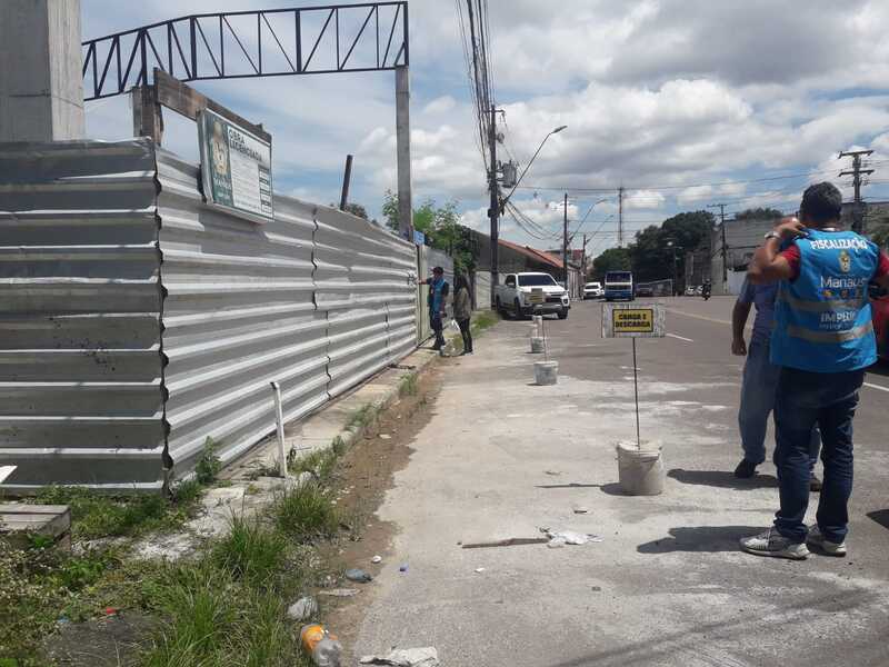 Agentes do Implurb são trancados em obra irregular na zona Centro-Sul de Manaus