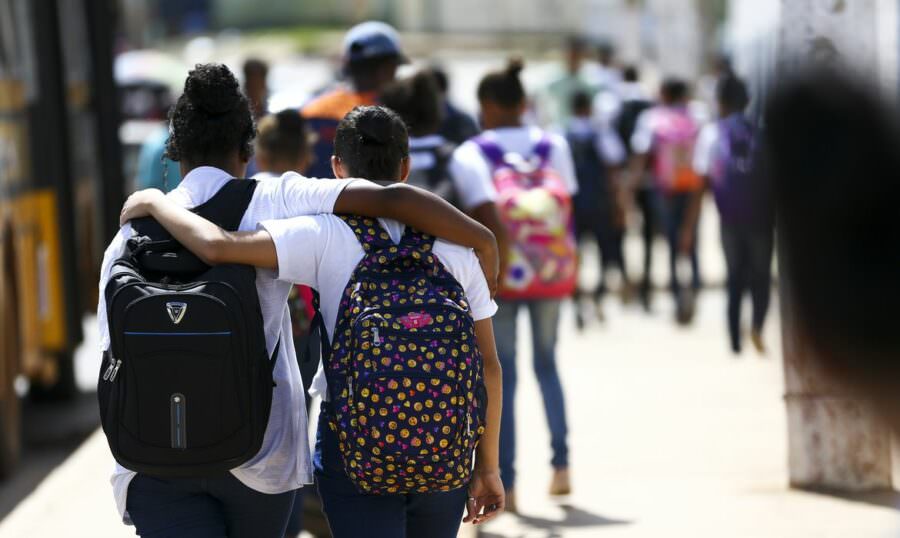 Pais devem falar com filhos sobre violência na escola sem gerar pânico, diz psicóloga