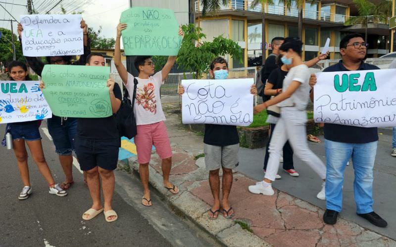 Alunos e professores protestam contra o fim das cotas na UEA (Foto: Del Lima/Portal AM1)