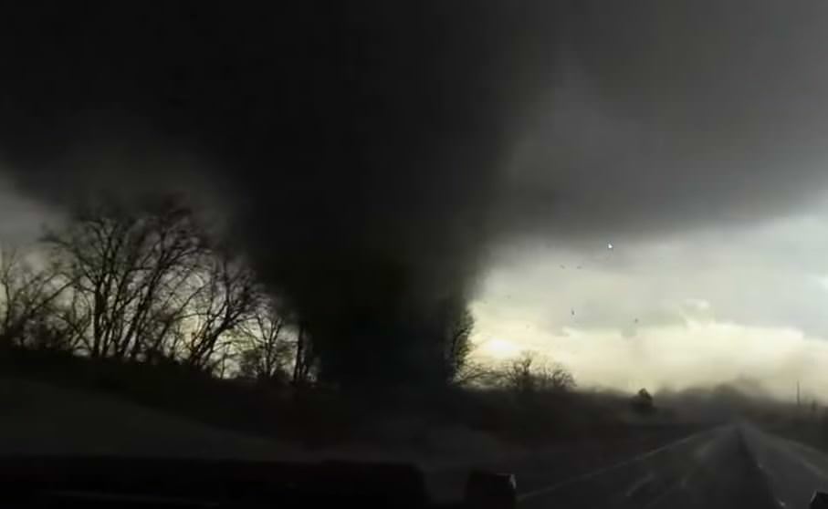 Passagem de tornado deixa ao menos 32 mortos nos EUA