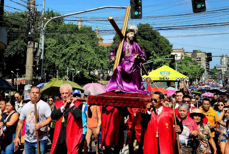 Católicos lotam ruas do Centro de Manaus na Via Sacra na Sexta-feira Santa