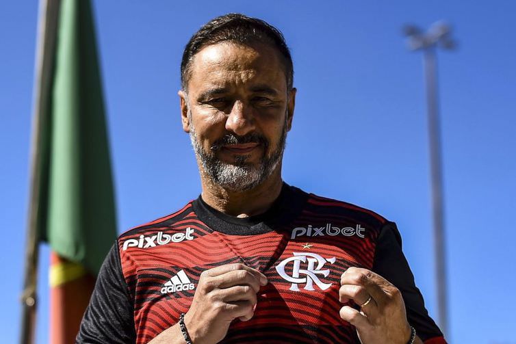 Vítor Pereira deixa o comando do Flamengo após vexames em finais